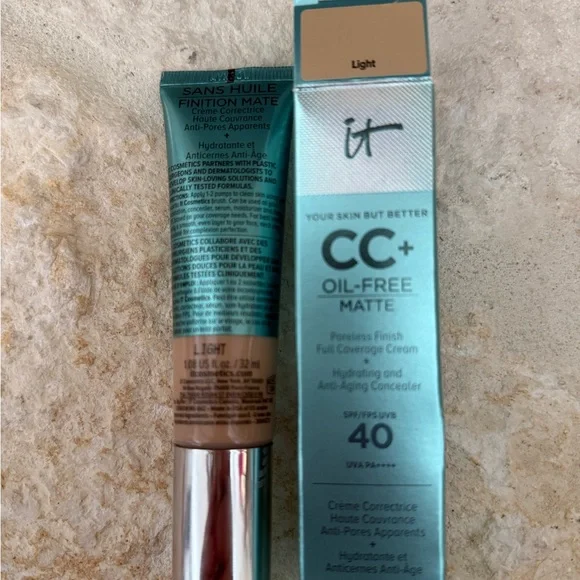 IT Cosmetics CC+ Oil-Free Matte Foundation with SPF 40- Shade: LIGHT - Picture 3 of 4